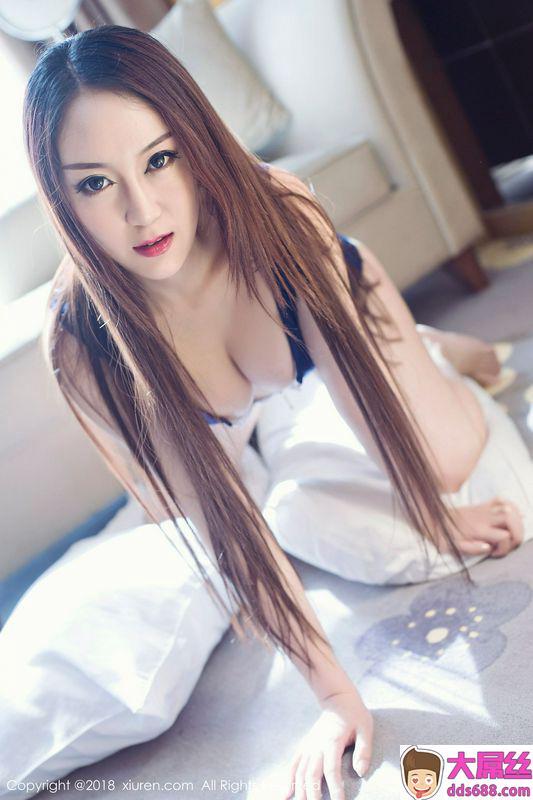 朝鲜姑娘高冷猫步蓝色开胸连体衣