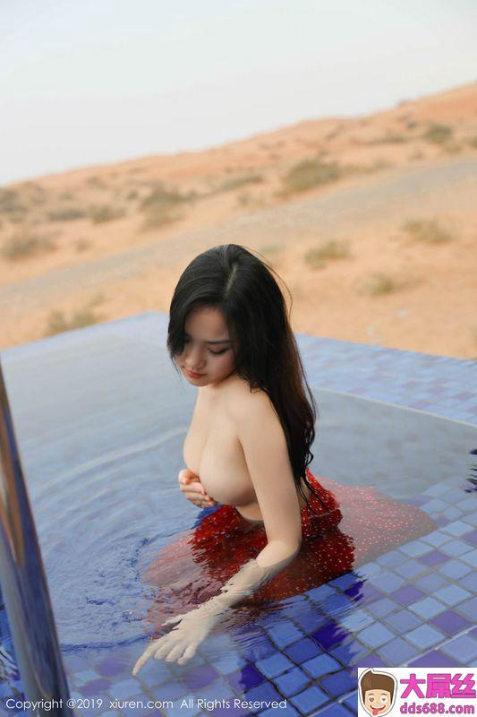 红裙美女徐微微沙漠泳池色香味俱全