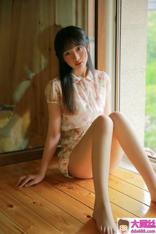 性感美女印花裙白皙美腿写真图片