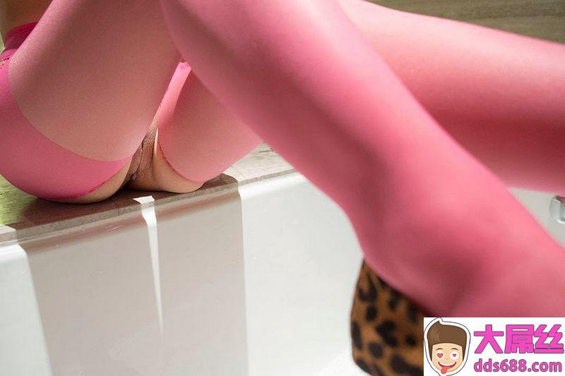 粉色丝袜也是骚的不行