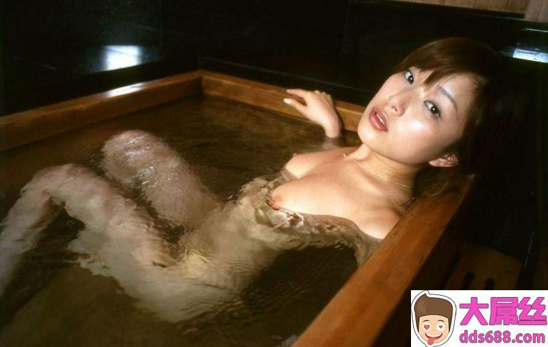 温泉に浸かる美女のエロ画像